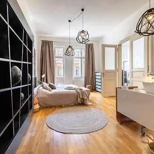 https://mala-strana-apartment-melnicka.praguehotelsweb.com